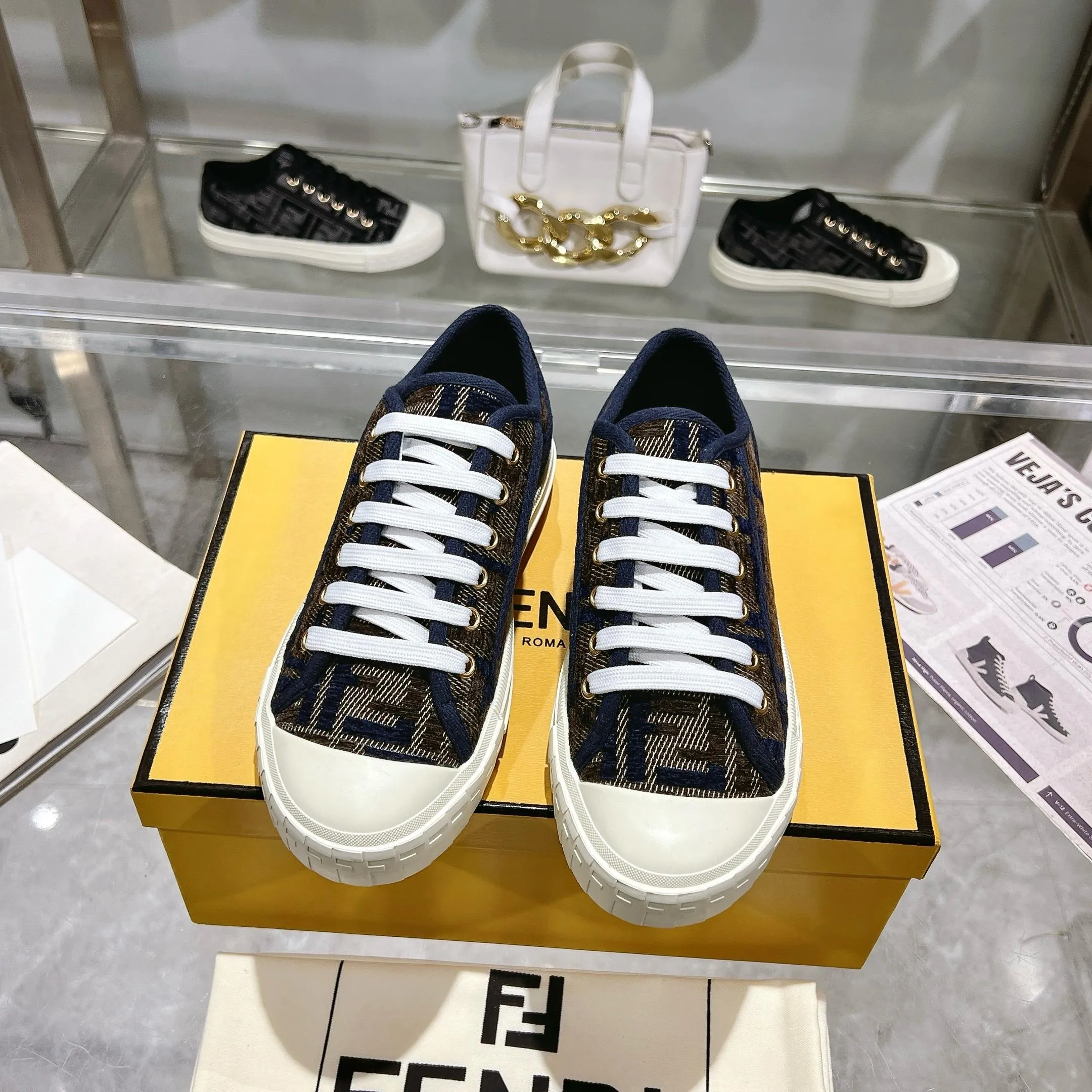 Couple style 💰460❤️Fendi Fendi's latest couple canvas shoes ❑ Fabric: Original customized imported jacquard canvas material ❑ Inner lining: Imported canvas material ❑ Sole: Original molded non-slip TPU outsole ❑ Bottom thickness: 2.5cm ❑ Size: Women's 35-40/Men's 39-45